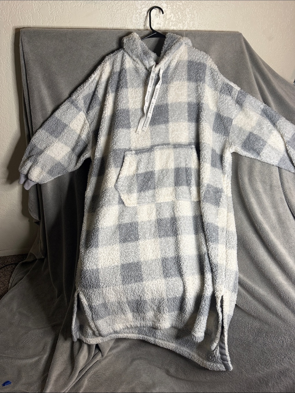 Housing Check Sherpa Hoodie Blanket - Gray & White
